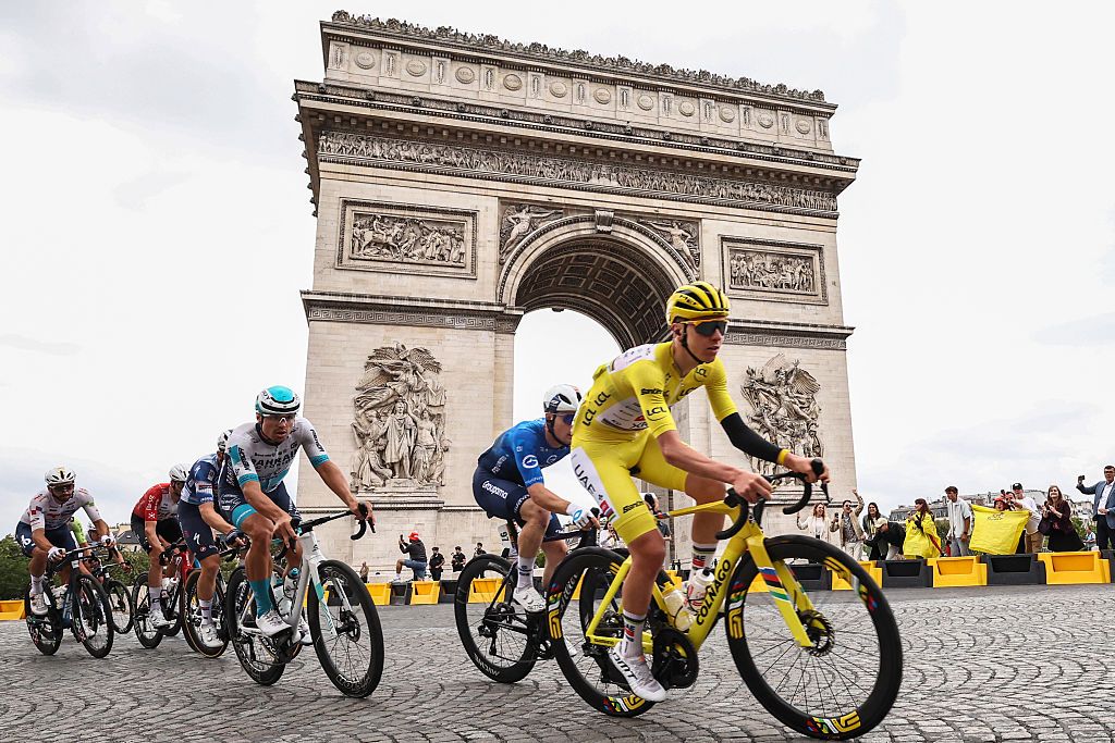 Imagen del ciclista esloveno pasando por el Arco del Triunfo en París el año pasado