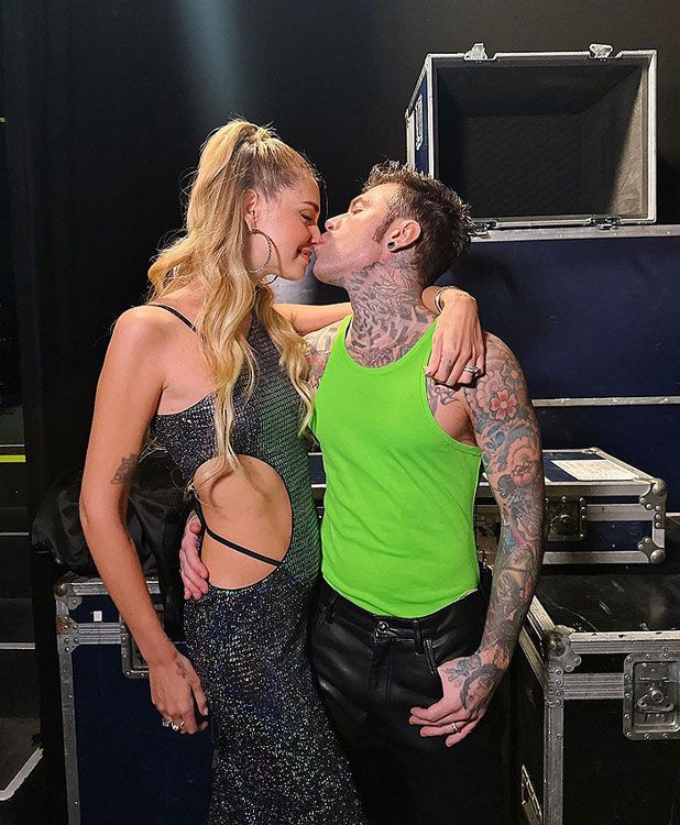 Chiara Ferragni  Fedez se dan un beso 