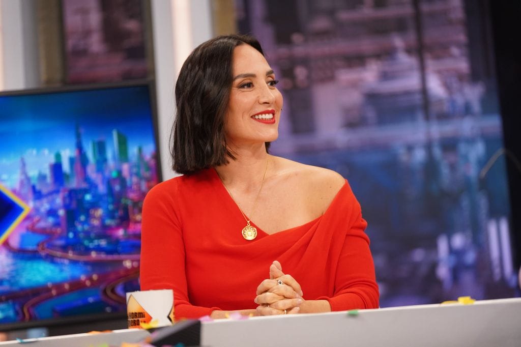 El look de Tamara en EH que yo la veo como sexy con el hombro al aire y de rojo