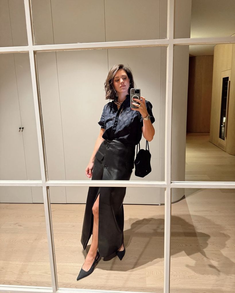 Isabelle Junot look de invitada con falda de cuero