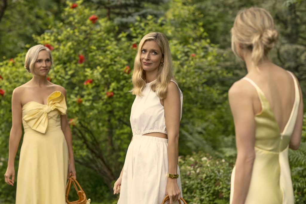 En la novela las hermanas Sinclair son solo tres mientras que en la serie se habla de cuatro