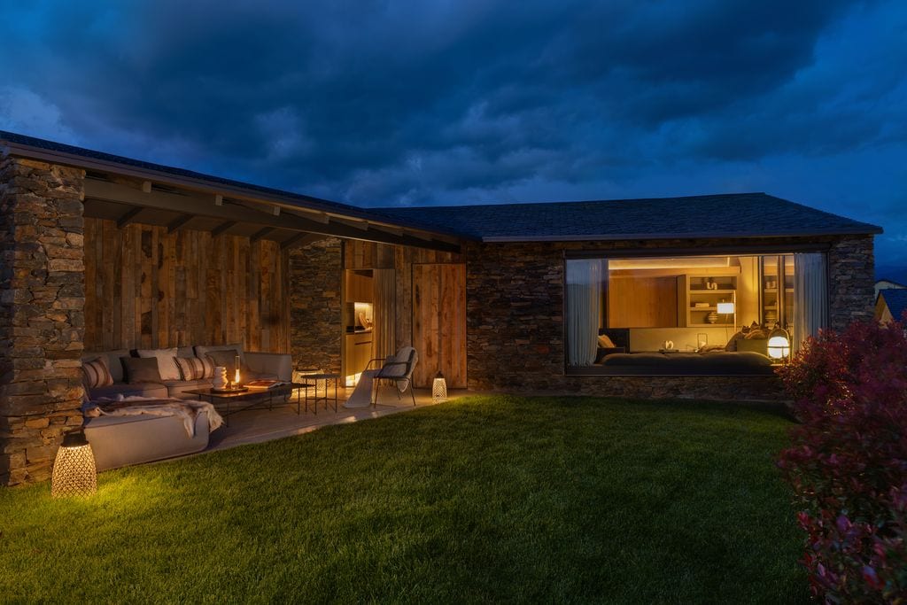 Fotografía nocturna del porche y el salón