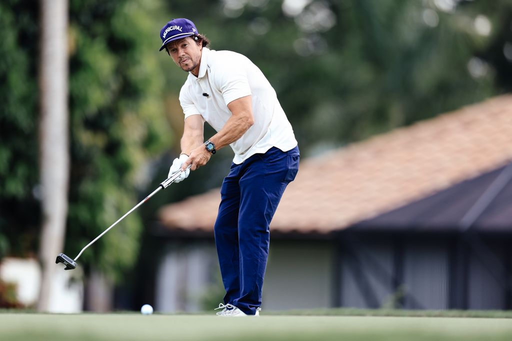 Mark Wahlberg, durante una partida de golf, un deporte que forma parte de su estricta rutina diaria