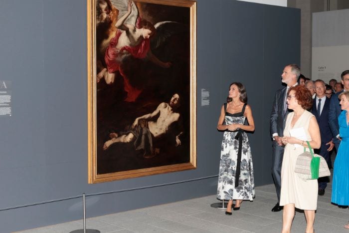 Los Reyes viendo las obras de arte de la Galería de las Colecciones Reales