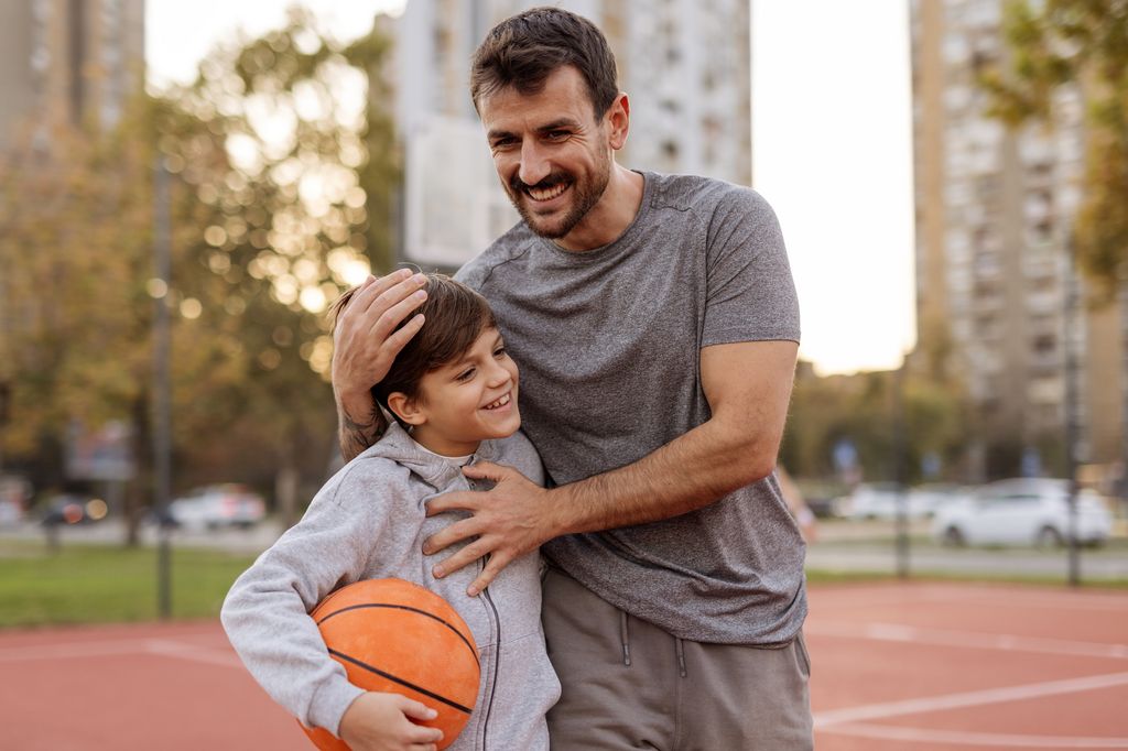 padre con su hijo en una cancha de baloncesto