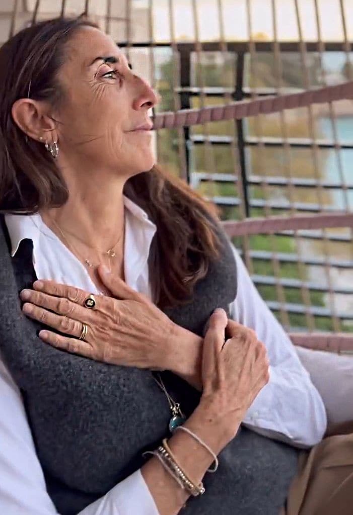 Primer plano de Paz Padilla posando con la mano en el pecho mirando al horizonte