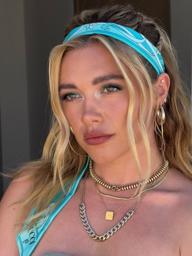 Florence Pugh evoca una estética setentera con maquillaje y peinado.