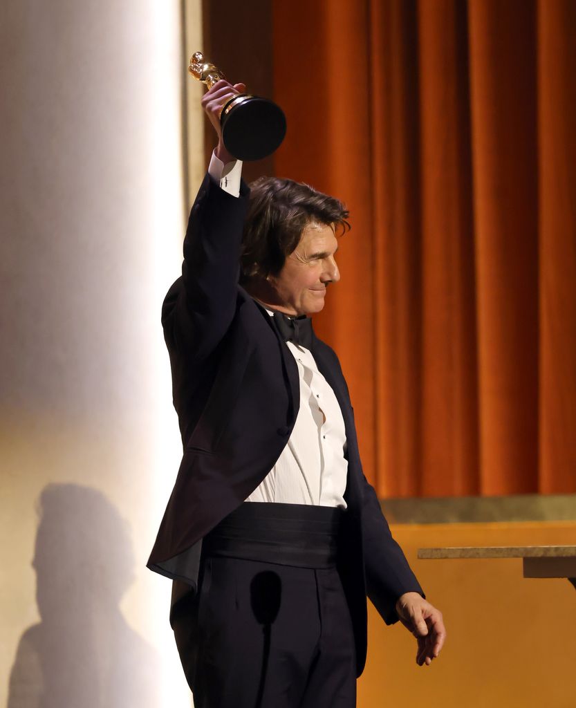 Tom Cruise, emocionado al recibir el primer Oscar de su carrera