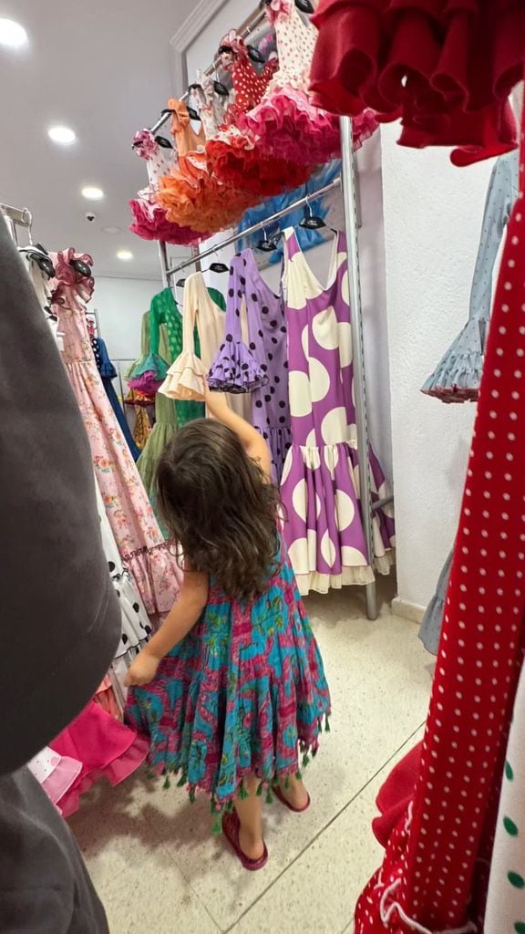 La pequeña necesitaba renovar su traje de Flamenca, y qué mejor lugar que Sevilla, en España