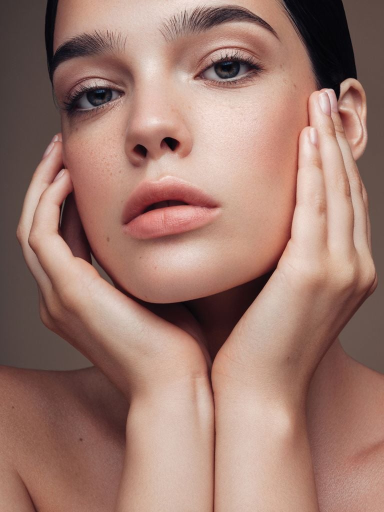 Primer plano mujer piel bonita pelo oscuro