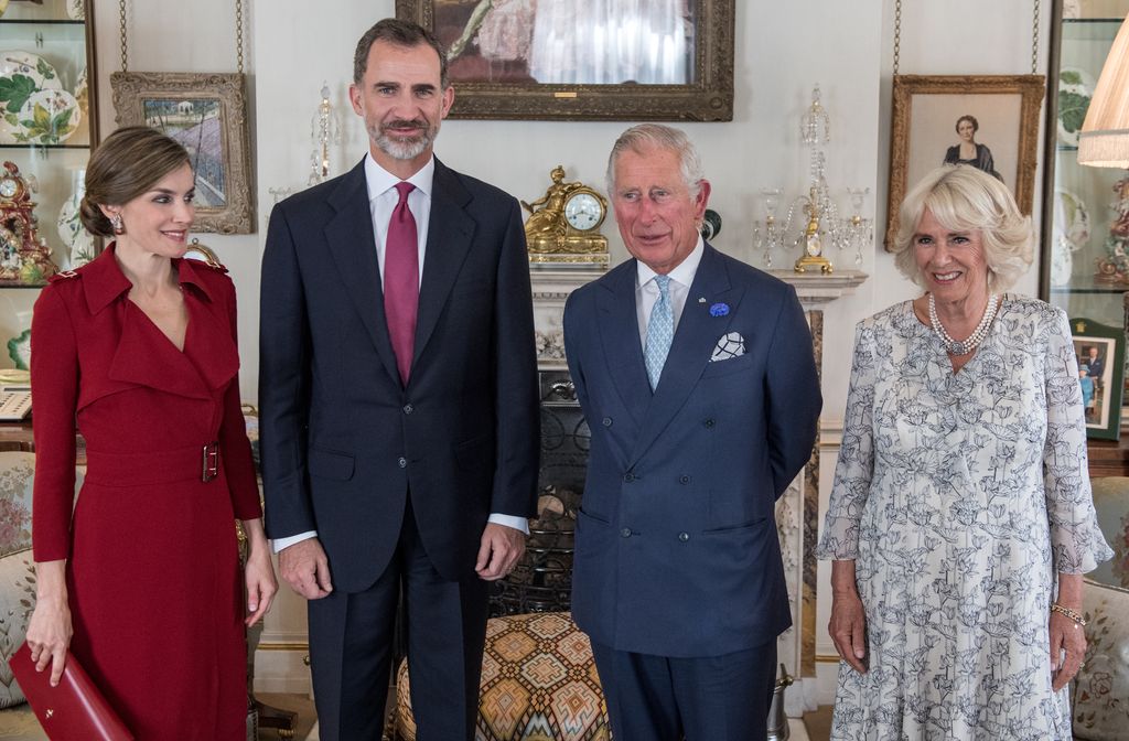 Los reyes Felipe y Letizia con Carlos y Camilla en Clarence House en 2017