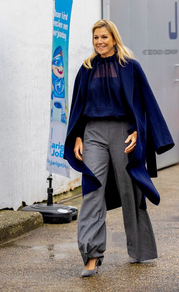 La monarca llega a la fundación con una buena actitud.