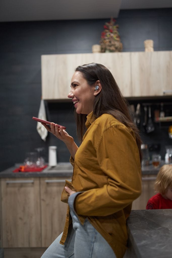 chica enviando audio