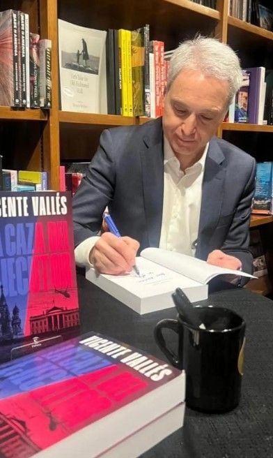 Vicente Vallés en la presentación de la novela 'La caza del ejecutor' en Miami