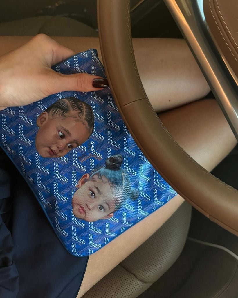 El bolso con las caras de Stormi y Aire
