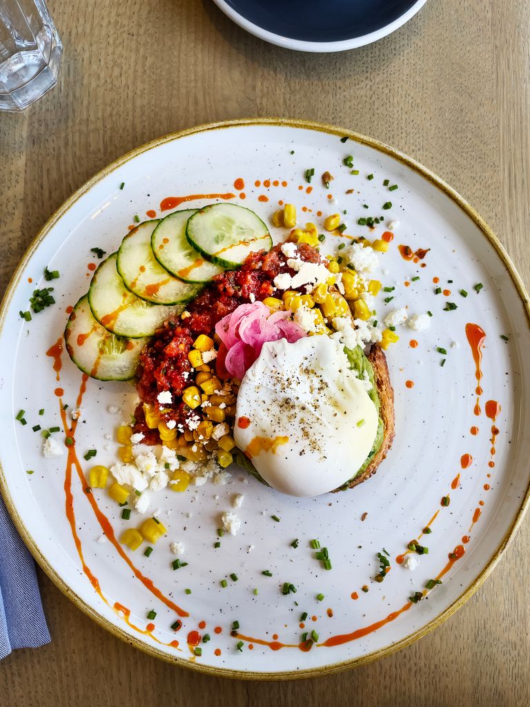 plato con huevo y tostada