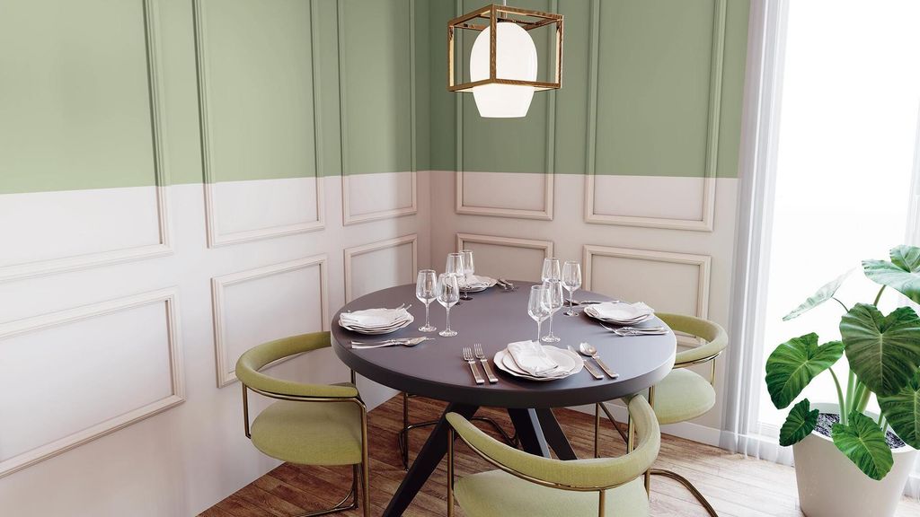 Comedor con paredes decoradas con molduras y pintura