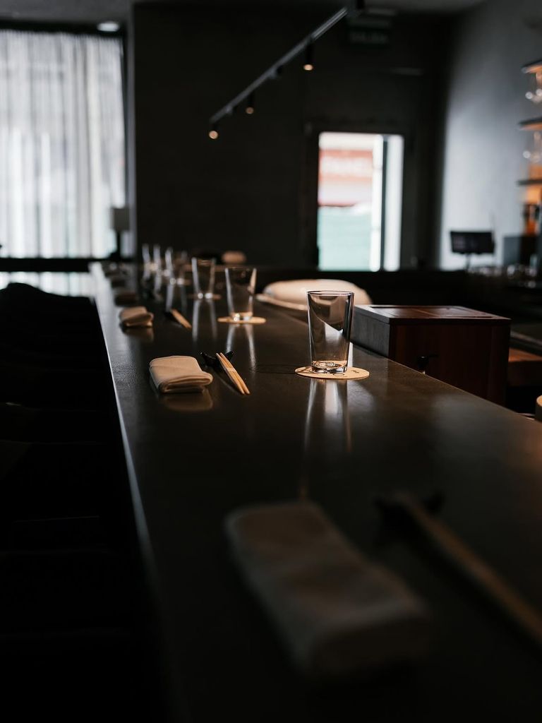 La experiencia omakase de Bakko se disfruta especialmente desde la barra, donde cada pase se prepara ante el comensal.