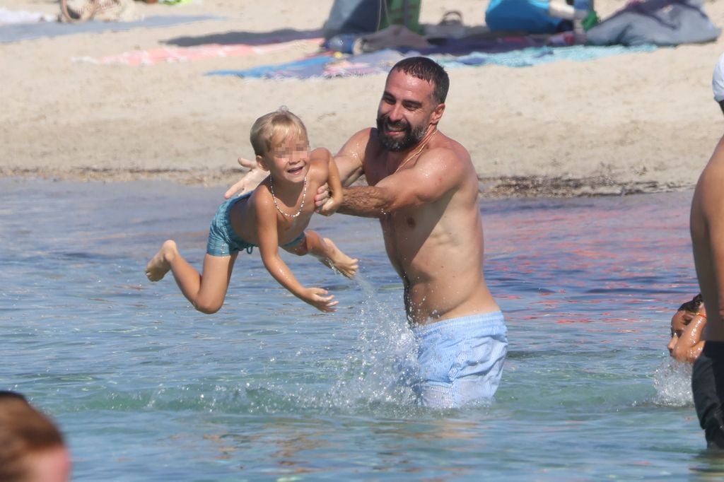 Dani Carvajal de vacaciones en Ibiza con su mujer y sus hijos