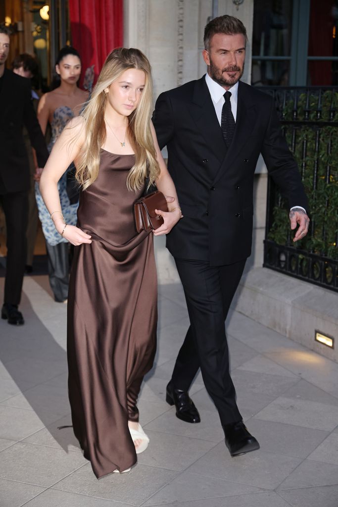 La silueta tipo slip dress se ha convertido en un favorito de la hija del exfutbolista, David Beckham. 