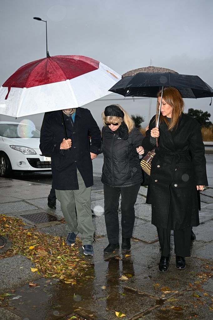 Familiares y amigos en el entierro de Encarnita Polo a 15 de noviembre de 2025