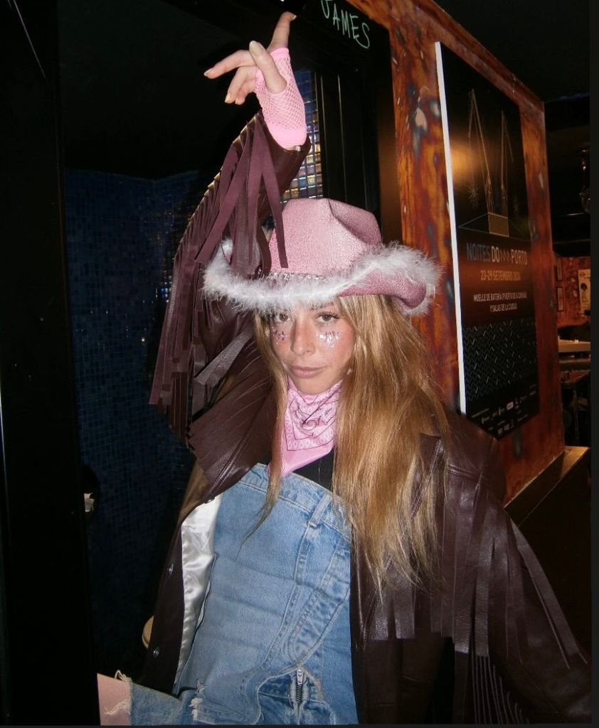 Belén Écija disfruta en Galicia de su segunda despedida de soltera convertida en Hannah Montana