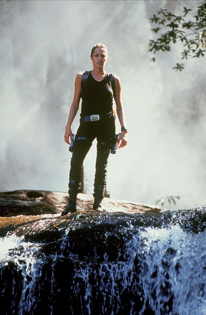 En 2001, Angelina se puso en la piel de Lara Croft, una brillante e intrépida arqueóloga inglesa que se enfrentaba a diversos peligros mientras explora ruinas y descubre tesoros perdidos. 