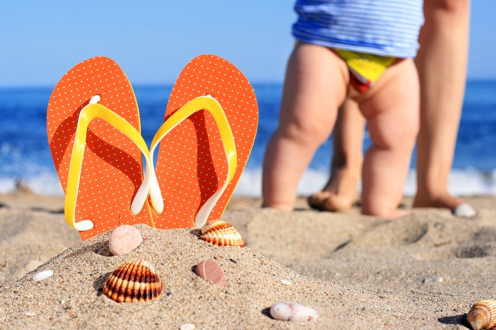 Chanclas de verano en la arena de la playa