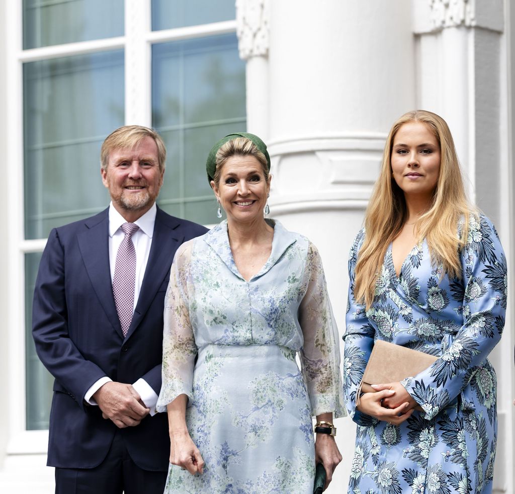 La reina Máxima de Holanda y la princesa Amelia en La Haya con vestidos florales en color azul, 2026.