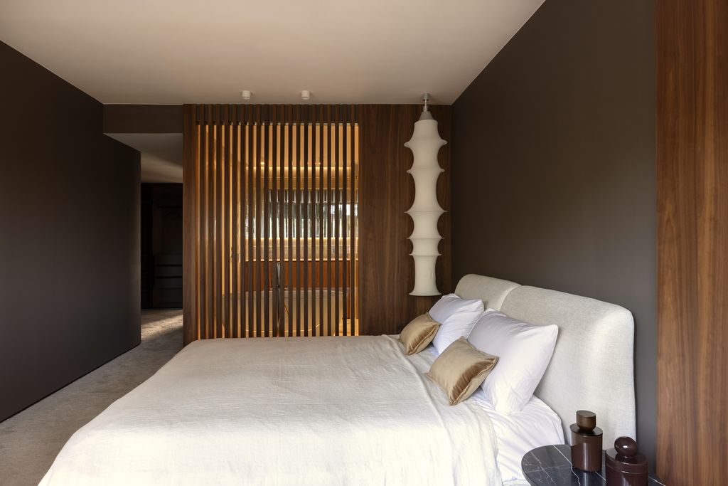 Dormitorio con suelo de moqueta. 