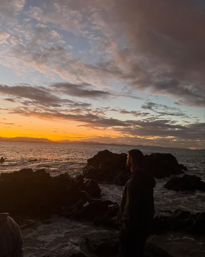 Chris Hemsworth contemplando un bonito atardecer