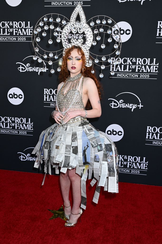 Chappell Roan luce un conjunto de periódico firmado por Efrain Nava.