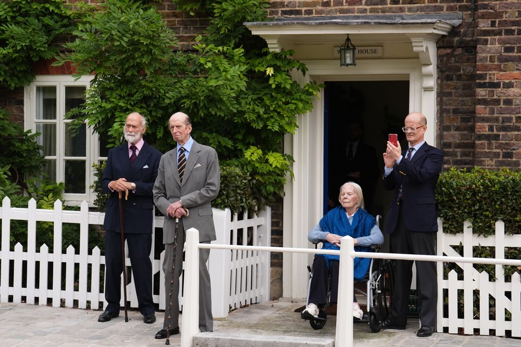 Esta fue la última vez que la duquesa de Kent fue vista en público, durante un homenaje que la Royal Scots Dragoon Guards brindó a su marido, príncipe de nacimiento, con motivo de su 89 cumpleaños. Estaban en la puerta de su residencia en el Palacio de Kensington escuchando a los gaiteros del regimiento, junto a ellos está su primo, el príncipe Michael de Kent y uno de sus hijos, Lord Nicholas Windsor 



LONDON, ENGLAND - OCTOBER 9: (L-R) Prince Michael of Kent, Prince Edward, Duke of Kent, Katharine, Duchess of Kent and Lord Nicholas Windsor watch three pipers from the Royal Scots Dragoon Guards (Carabiniers and Greys) play outside Wren House, Kensington Palace to mark Prince Edward's 89th birthday, on October 9, 2024 in London, England. The Duke is Deputy Colonel-in-Chief of the Royal Scots Dragoon Guards and served as an officer in the Royal Scots Greys between 1955 and 1971. The regiment was subsequently amalgamated with the 3rd Carabiniers (Prince of Wales Dragoon Guards) in 1971 to become the Royal Scots Dragoon Guards. (Photo by Jordan Pettitt - WPA Pool/Getty Images)