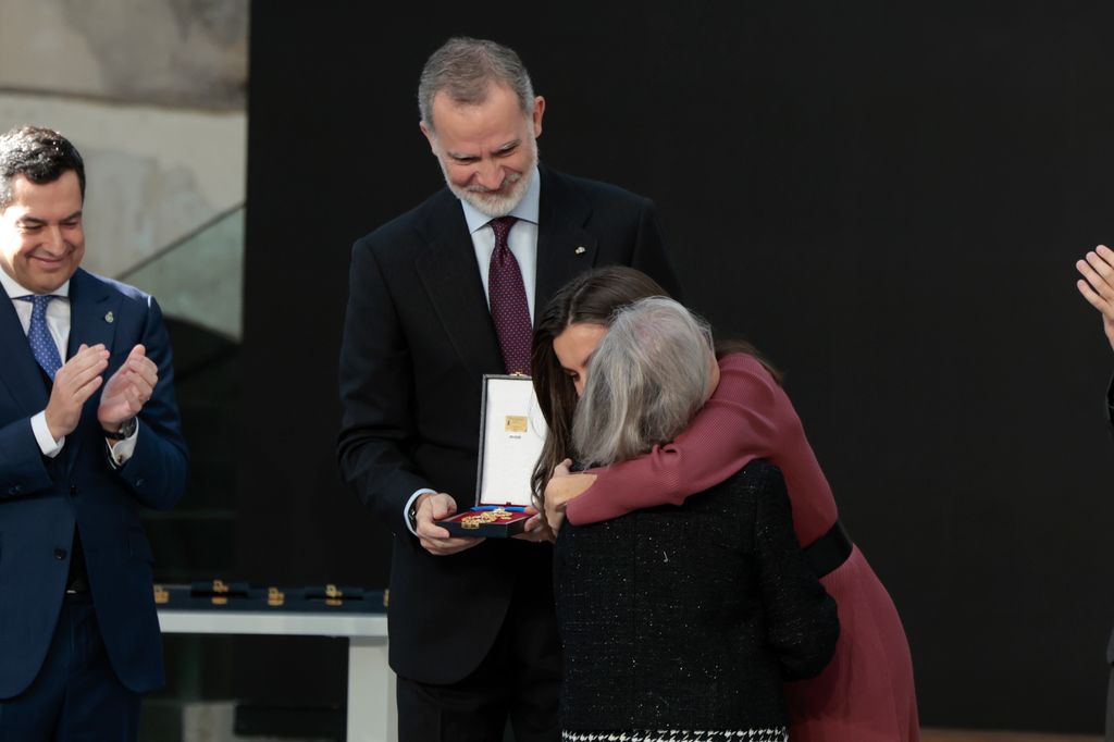 Los reyes Felipe y Letizia entregando un premio a la madre de Itziar Castro