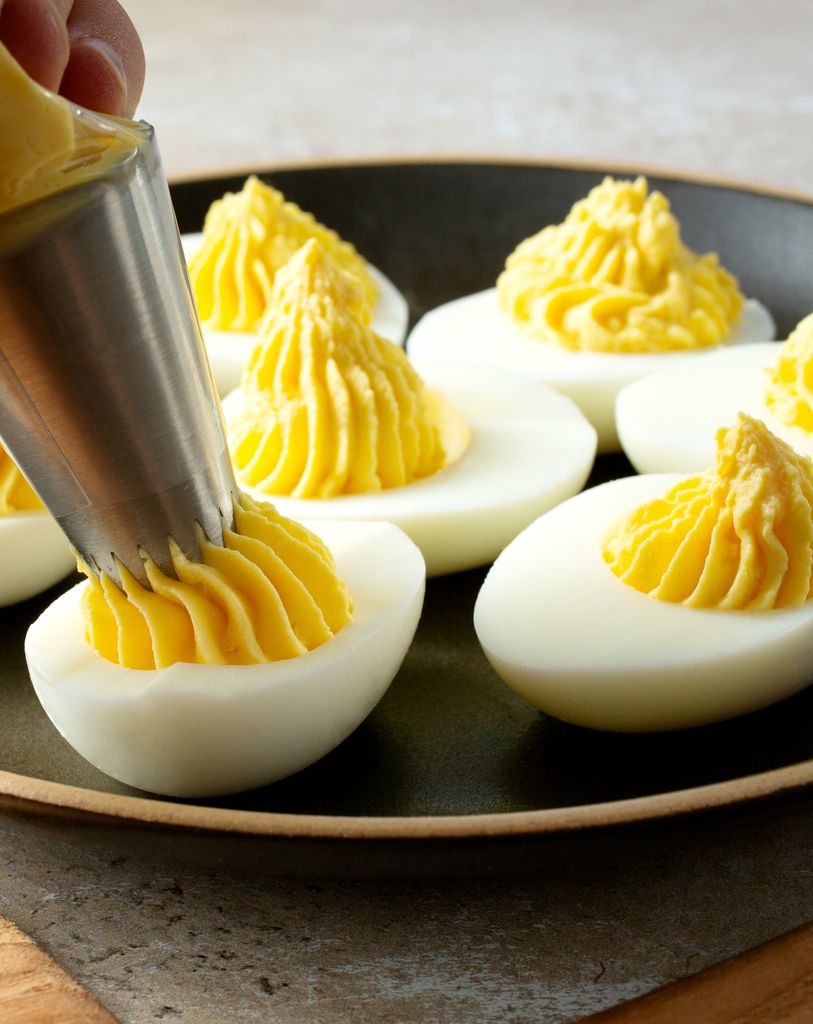 Si buscas un resultado más bonito y elegante, puedes servirte de una manga pastelera para rellenar los huevos.
