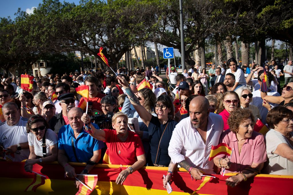 Numerosas personas con banderas de España esperando la visita de los Reyes a Melilla el 14 de octubre de 2026