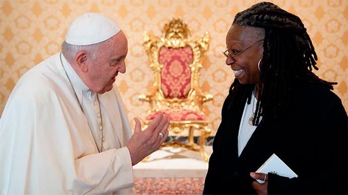 Whoopi Goldberg con el Papa Francisco