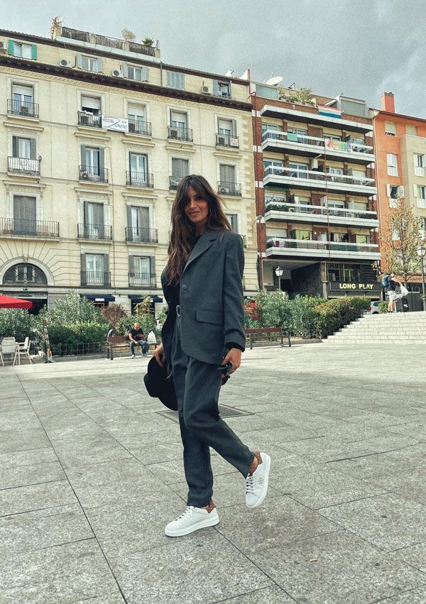 Sara Carbonero con traje de chaqueta gris