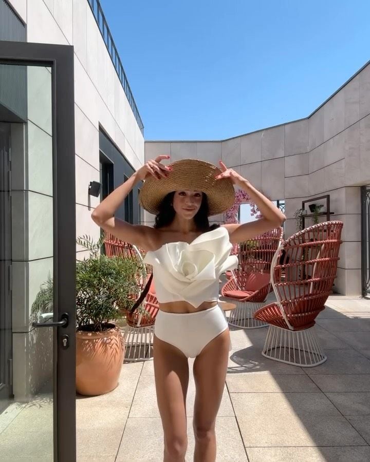 Ale Capetillo lució bellísima con un original traje de baño color marfil.