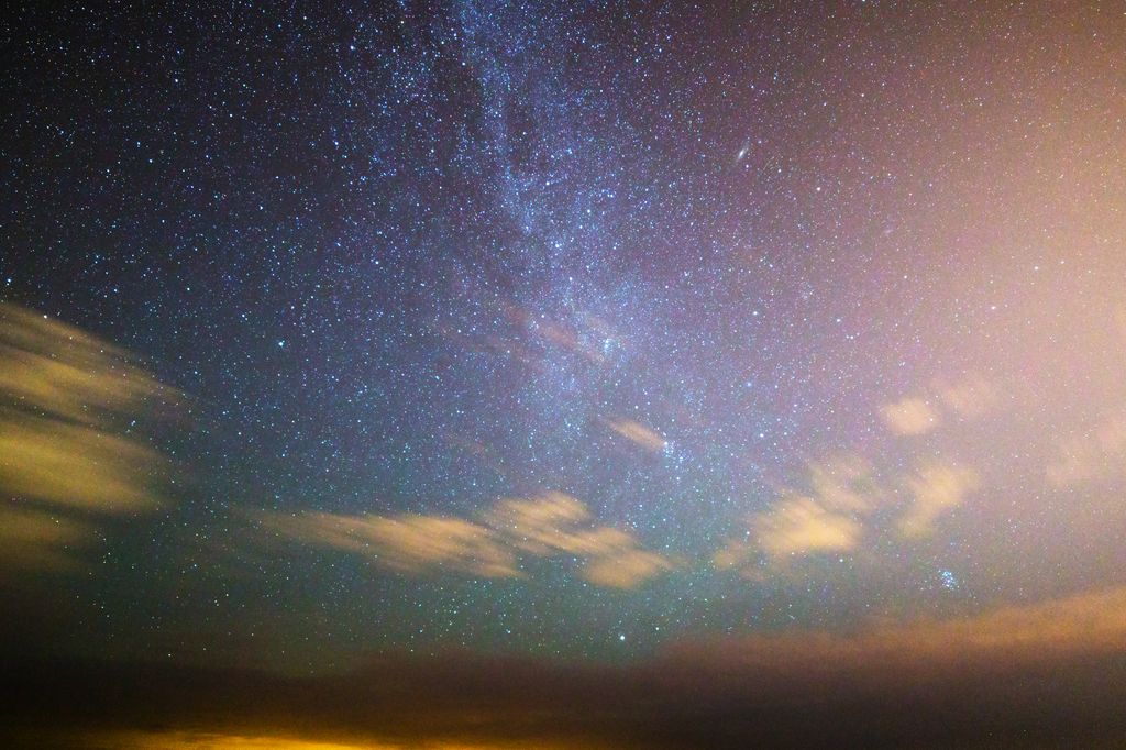 Un pequeño meteoro pasa cerca de la galaxia de Andrómeda durante la lluvia de meteoros de las Perseidas de 2016.
