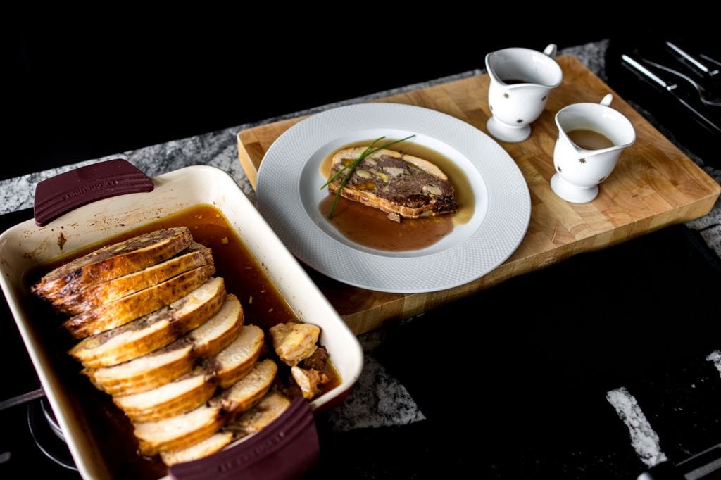 El pollo relleno de foie, boletus y castañas es una de las 3 propuestas para llevar del Grupo Arzábal.