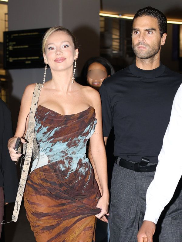 Ester Expósito llegando con Nico Furtado a la presentación de una película