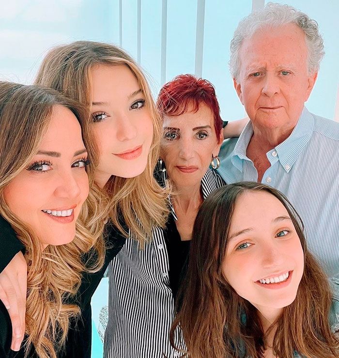 Andrea Legarreta con sus papás 