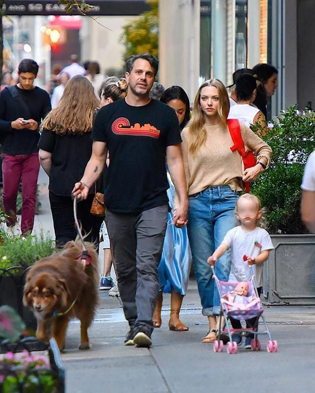 Amanda Seyfried junto a su marido  Thomas Sadoski