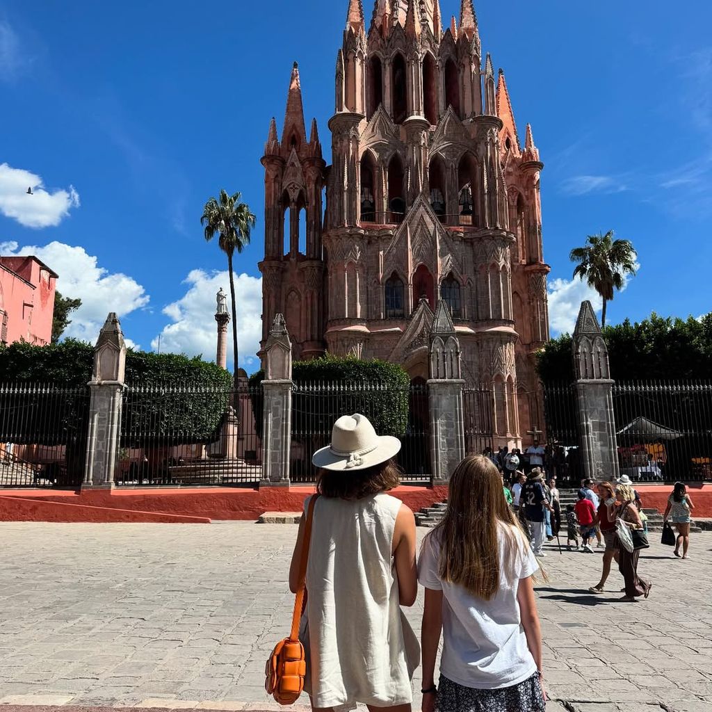 Las hijas de la actriz observando la belleza de la Parroquia de San Miguel Arcángel.