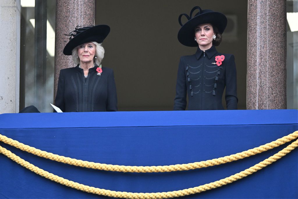 Plano medio de la Reina Camilla y Kate Middleton en el día del Recuerdo 2024