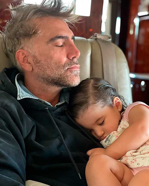 Alejandro Fernández y su nieta Mía