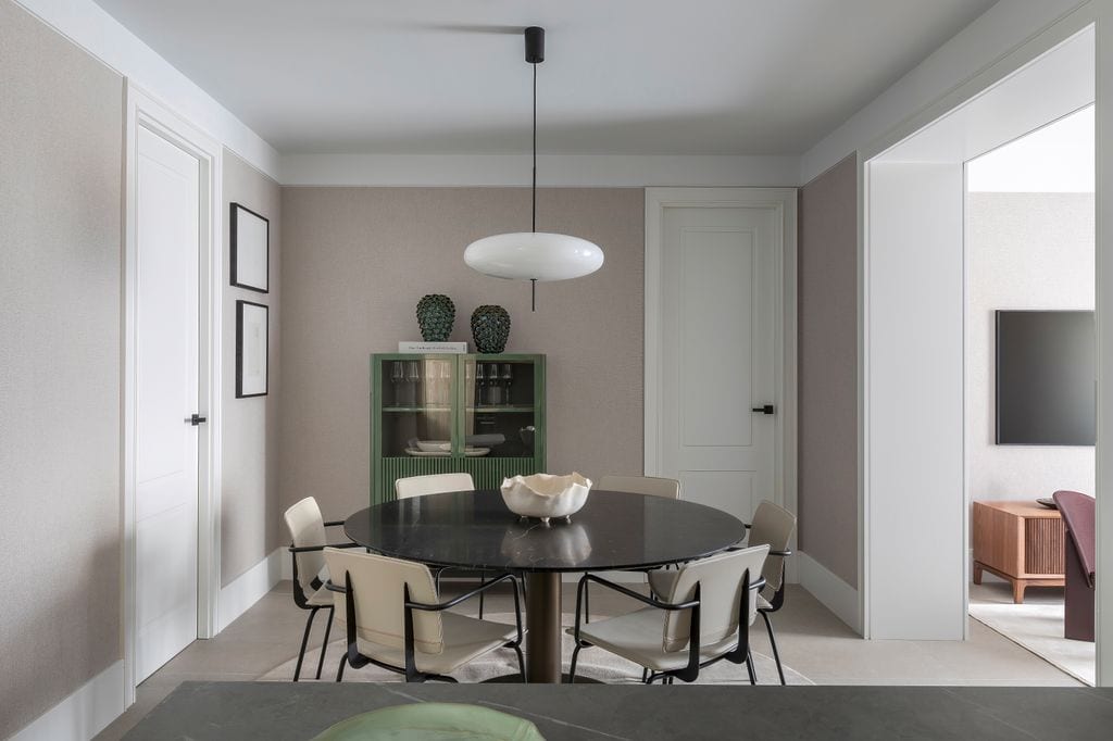 Comedor en gris con vitrina verde