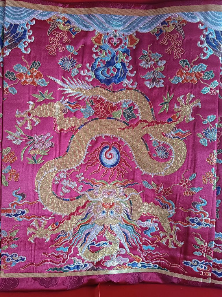 La tela de la falda reproduce le baile del dragón y el fénix