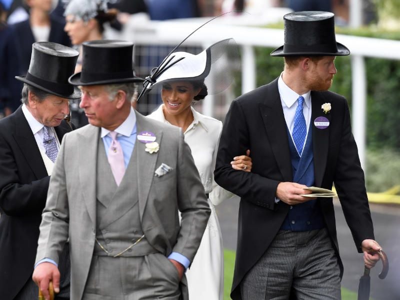 Meghan Markle y el príncipe Harrry con el rey Carlos